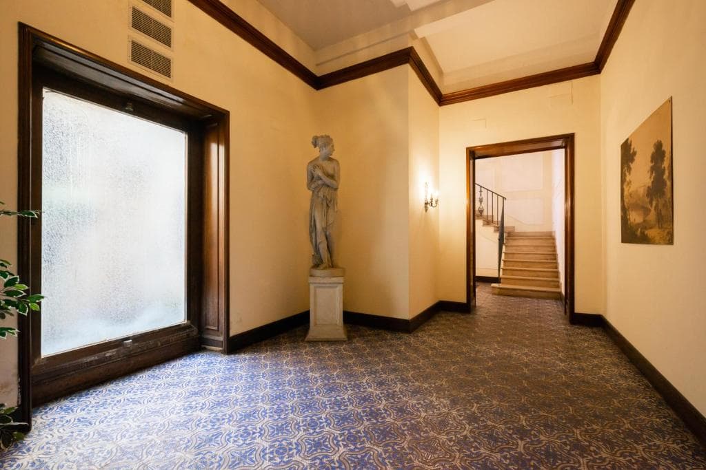 Elegant communal entrance hall with a neoclassical statue